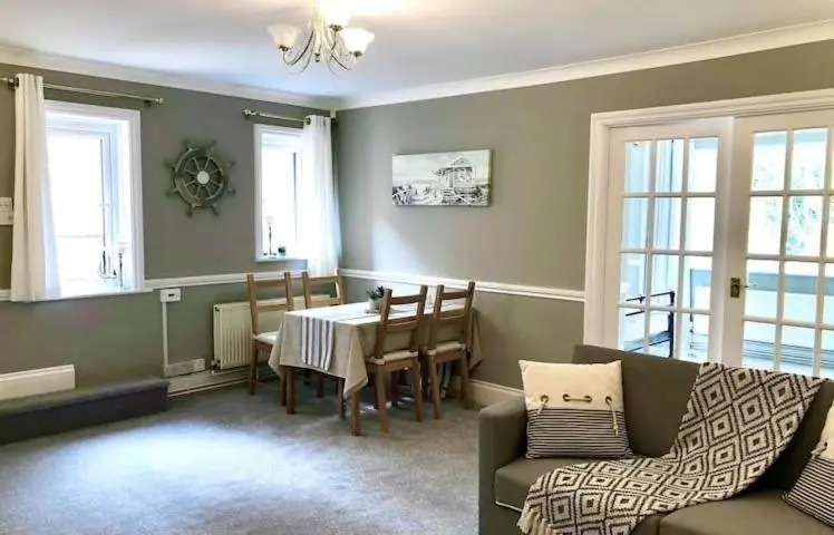 Self contained guest house with walking distance to beach and town center