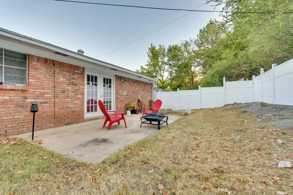 Lovely Little Rock Home w/ Fire Pit & Yard!
