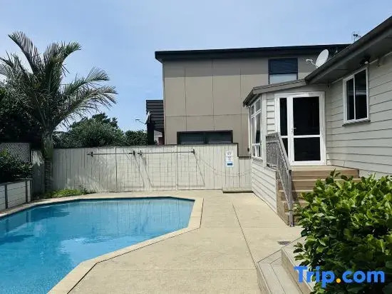 Large 1Br Suite and Private Lounge