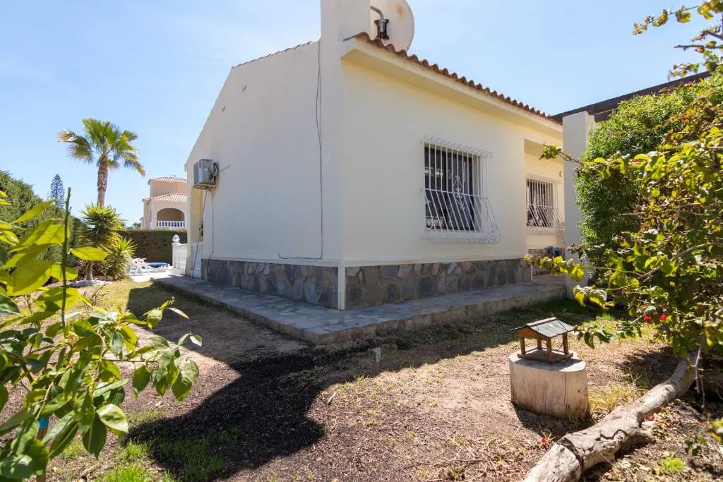 Charming one-floor villa with private pool in Los Balcones