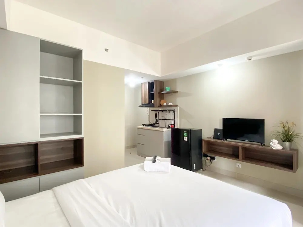 Modern Look Studio Room at LRT City Jatibening Apartment