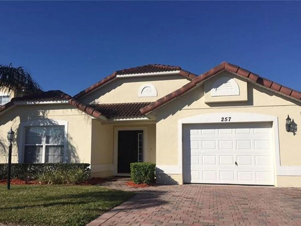 This Wonderful 4 Bedroom House Located on the Lake Wilson Preserve