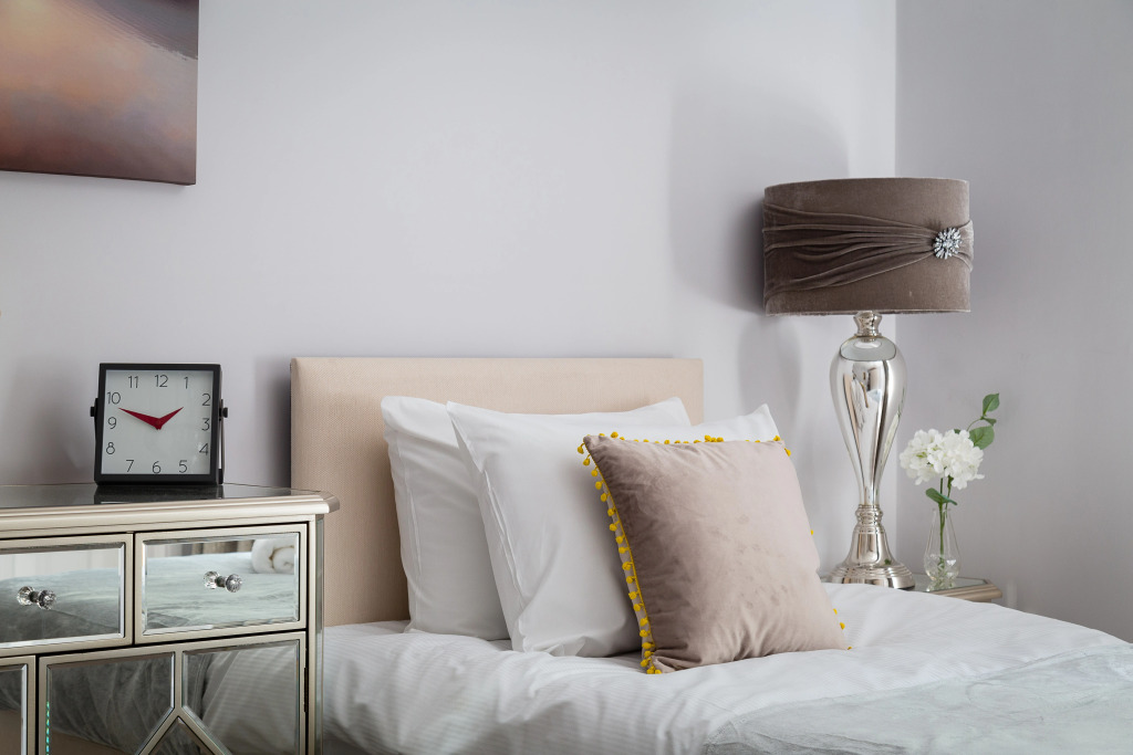 Sophisticated modern 2-bed 2-bath on Cromwell rd