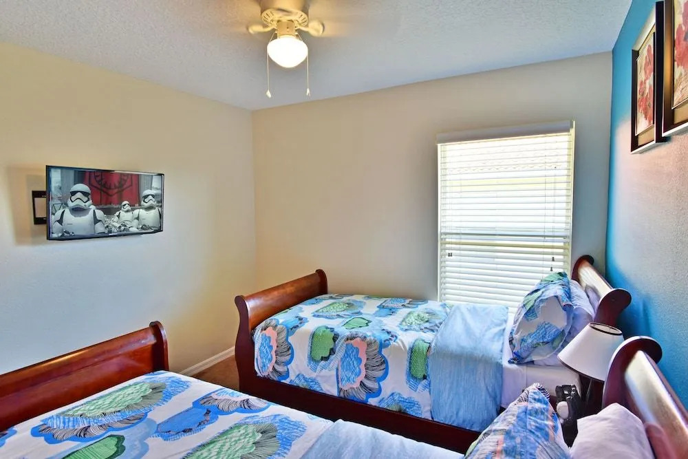 136CAR The Oasis 4 Br home by RedAwning