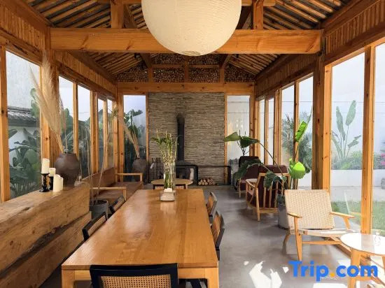 Huaqin · Bali Retreat Wild Luxury Courtyard | 1‑Min Walk to Erhai Lake (Cai Village)