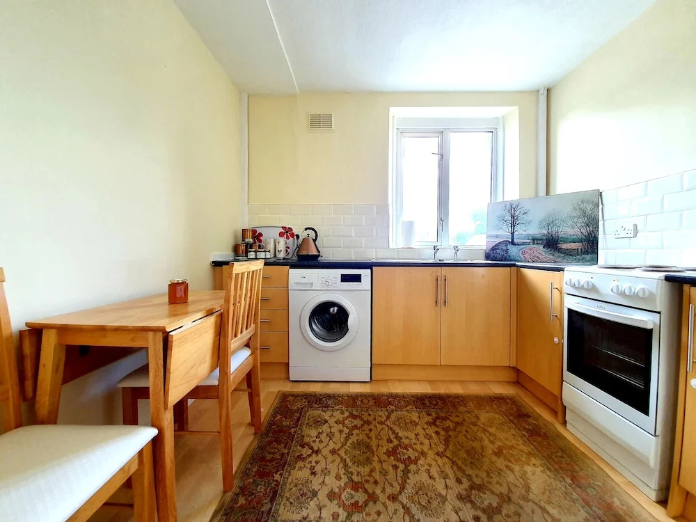 Bright Airy Home With Free Parking