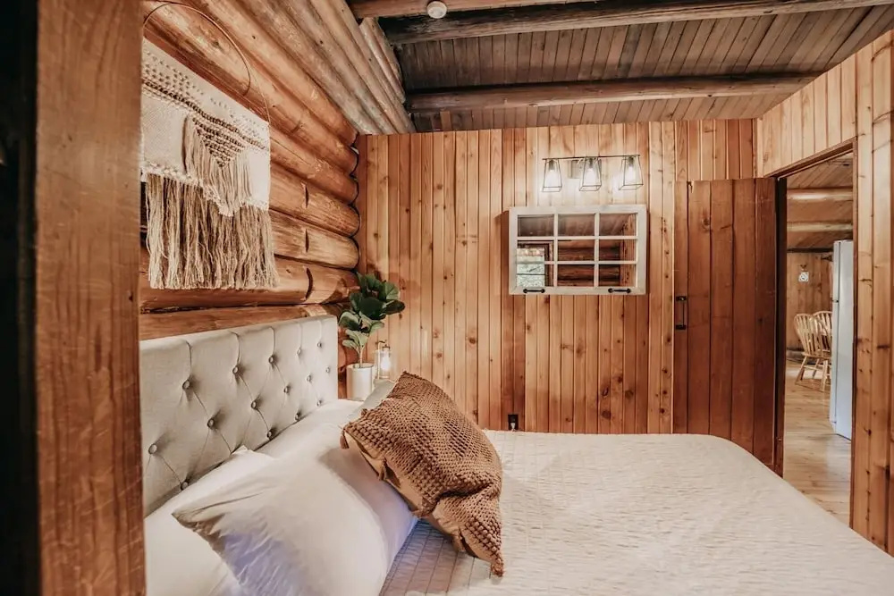 76gs - Genuine Log Cabin - Wifi - Pets Ok - Sleeps 4 2 Bedroom Home by RedAwning
