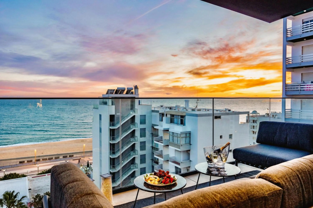 Luxorious Beachside Apartment w Pool & Seaview