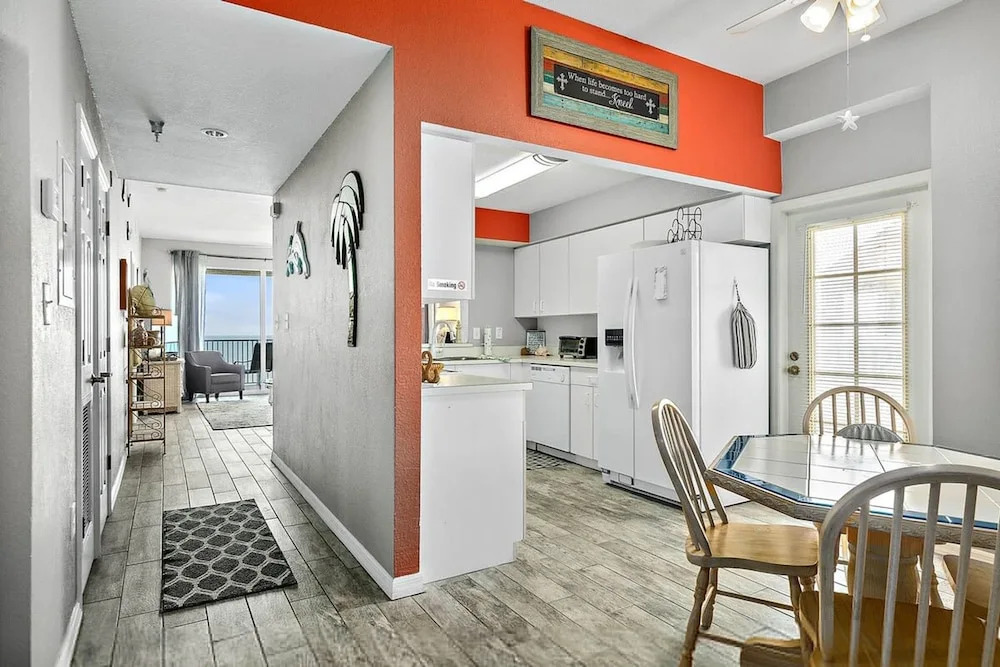 Oceanview Top-floor Penthouse in Surf Club Beach Pool Access