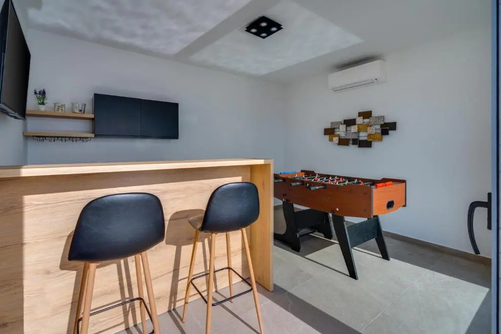 Seaview Villa Big Blue with 32sqm heated pool, 4 bedrooms, and 3 bathrooms