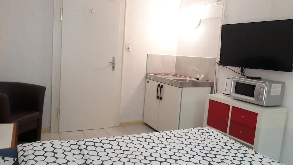 Apartmenthaus am Waldrand- Küche - Frühstück - Balkon
