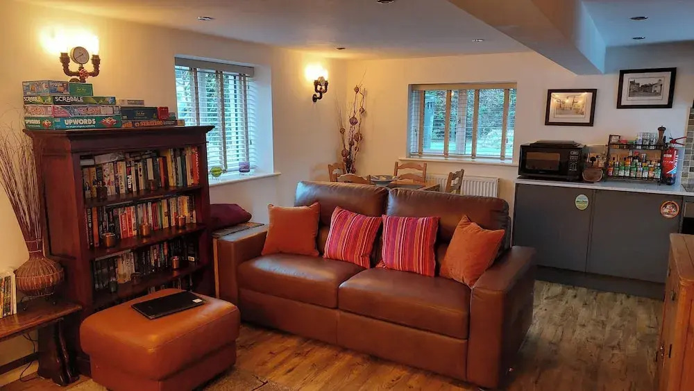 1 Bed Flat - Sleeps 4 - Garden - Parking - Wifi