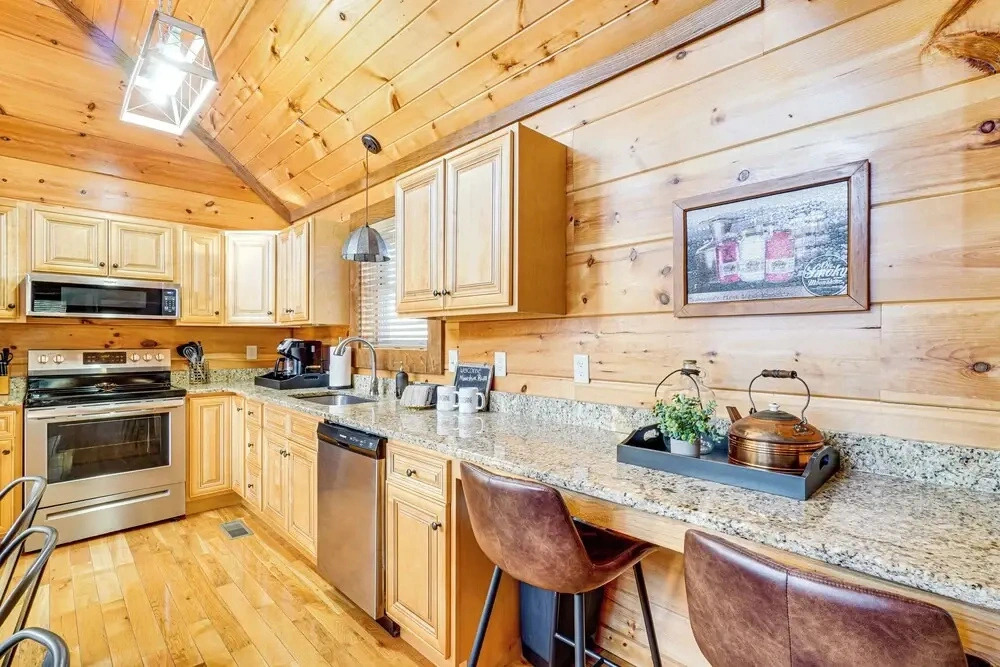 2 Mi to Downtown Gatlinburg: Cabin w/ Game Room