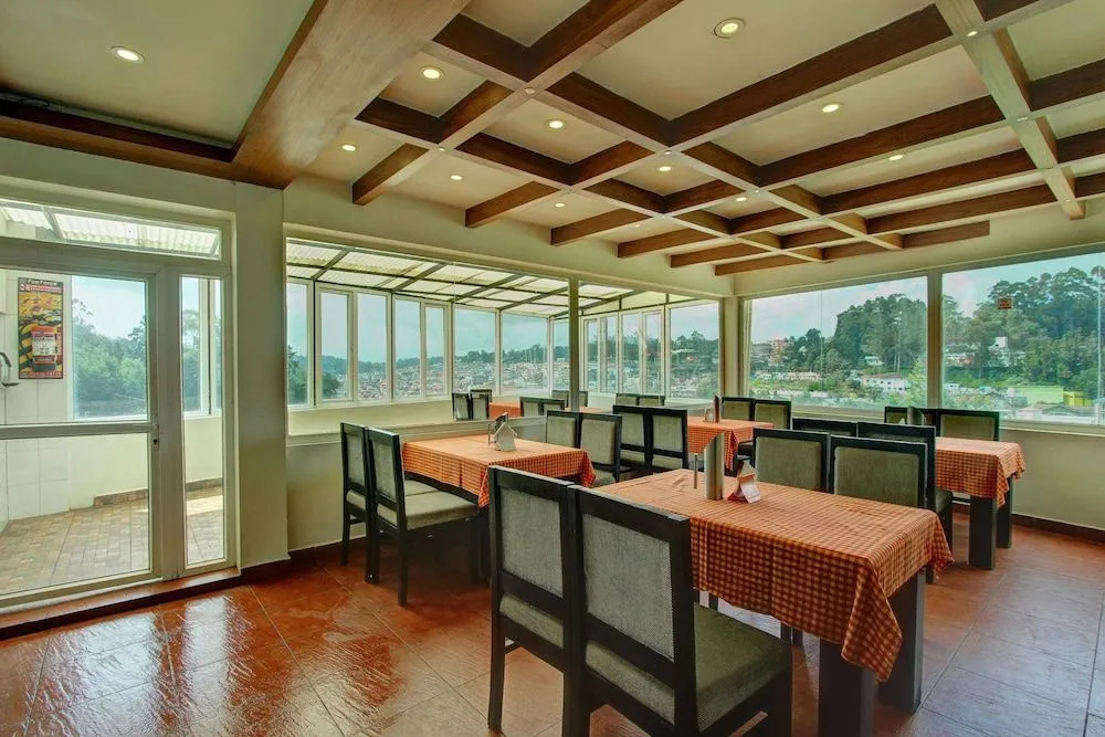 OYO 24825 Hotel Sholas Residency