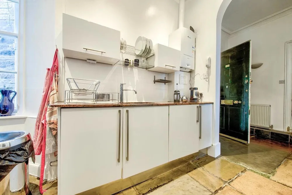 Heart of the City: St Andrew Square 2bed/2bath Apt