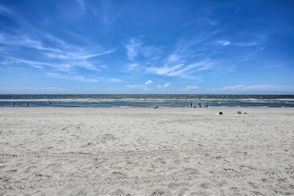 Ocean Isle Beach Condo w/ Balcony: Steps to Shore!