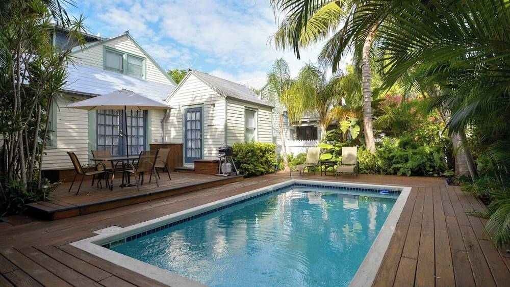 First Breath by Avantstay Close to Old Town w/ Pool Month Long Stays Only