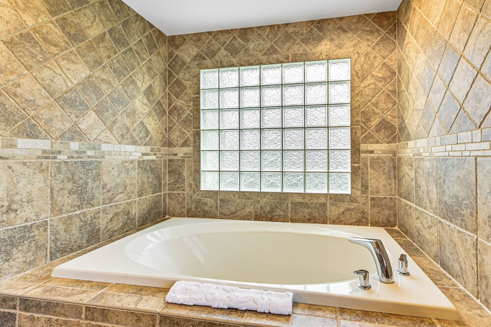 Game Room, Hot Tub & Views! Luxe Temecula Estate