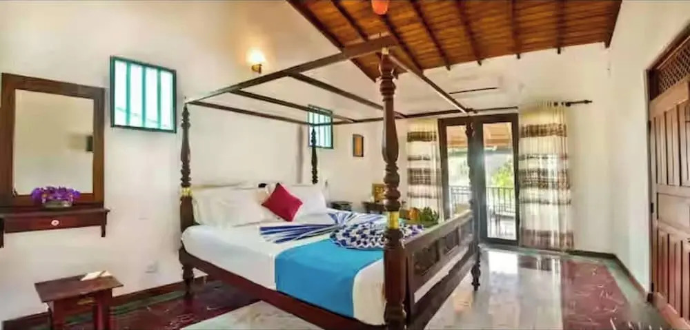 Villa Camellia Garland