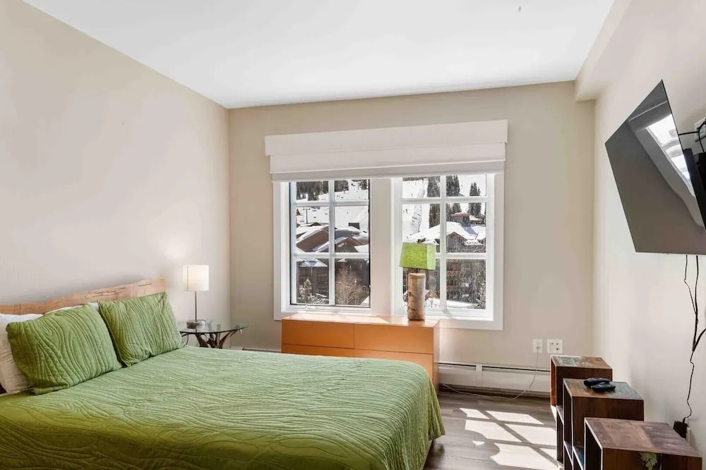 Passage Point 405 3 Bedroom Condo by RedAwning