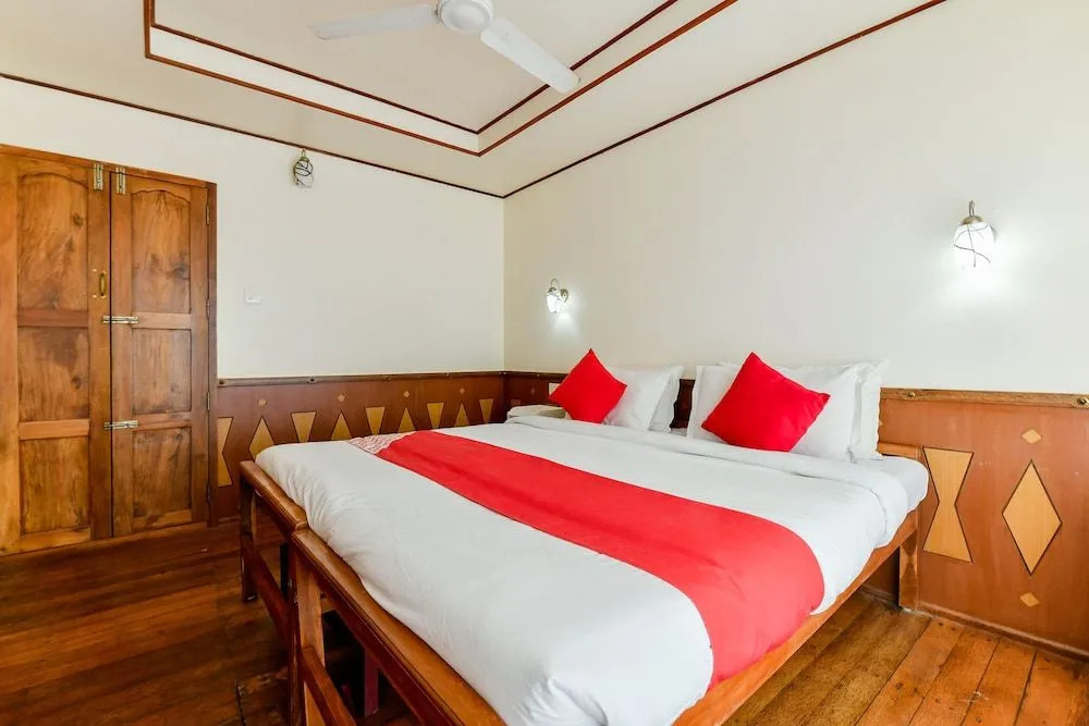 OYO 23047 Rkv Golden Petal Houseboat 3 Bhk
