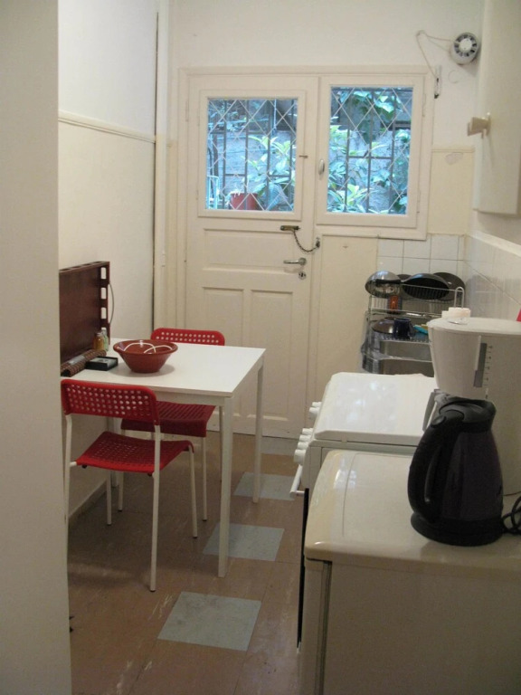 Quiet Apartment Ideal for 2 Near Center