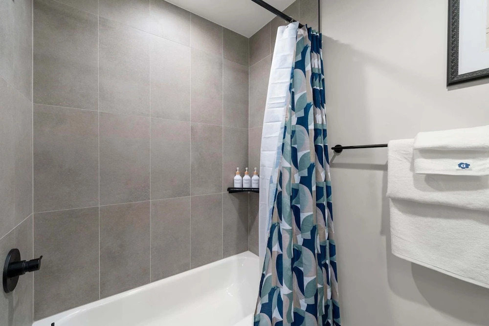 Month Edgewater Booking 2BD 2BA w Gym Parking
