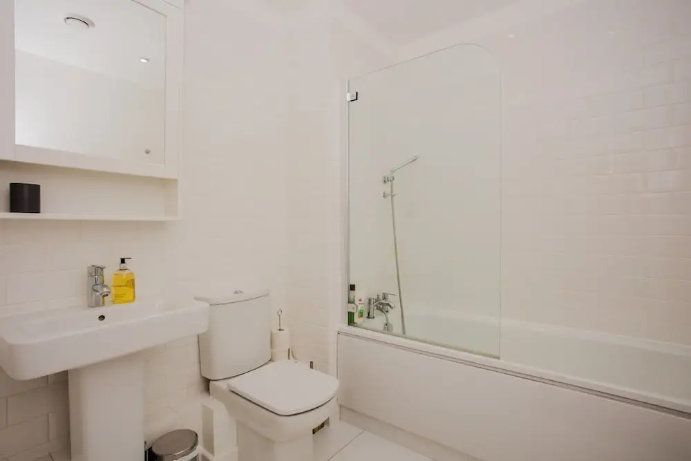 Stunning 2 Bed Home + Balcony Overlooking Thames