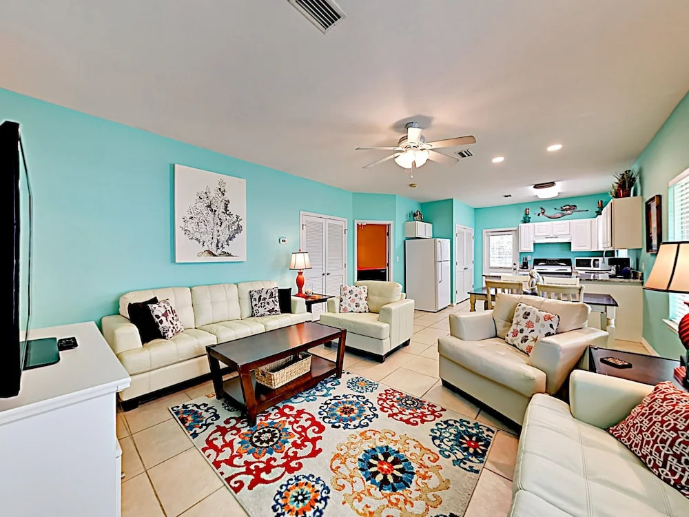 Natures Haven - Updated W/ Pool & Lake 3 Bedroom Condo