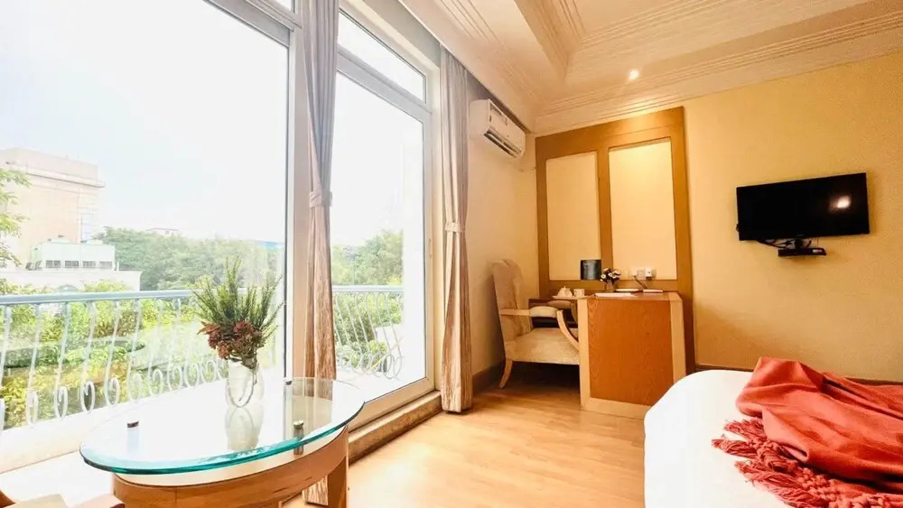 BluO 3BHK - DLF Galleria | BathTub, Balcony