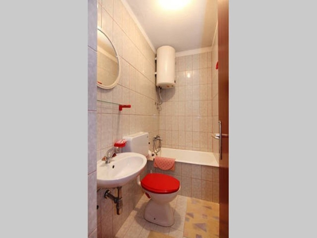 Studio apartment Mat - in a cosy stone house: SA1 Bol, Island Brac