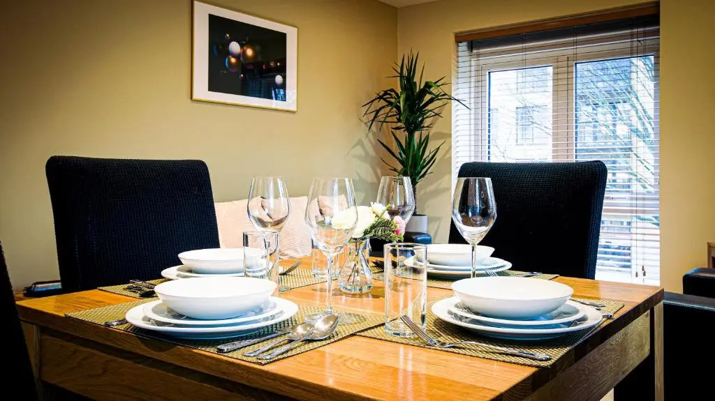 Superb City Center 1 or 2 BR Apts King Bed