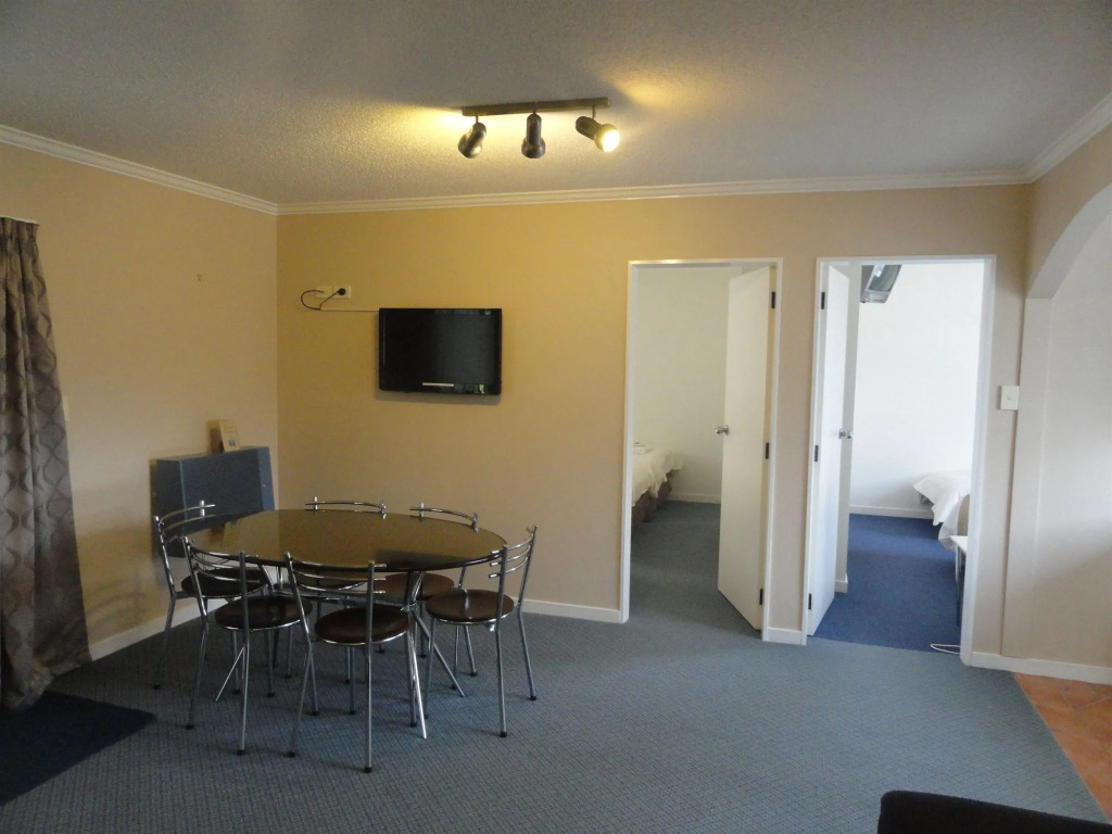 Hawks Inn Motel
