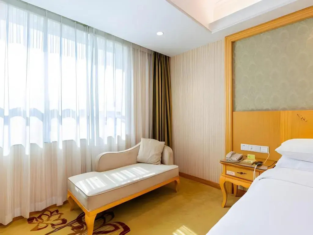 Vienna Hotel (Shenzhen Guanlan Changhu Metro Station) )