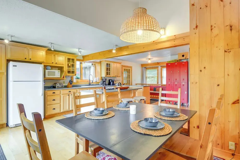 Storybook Stratton House: 3 Mi to Mount Snow!