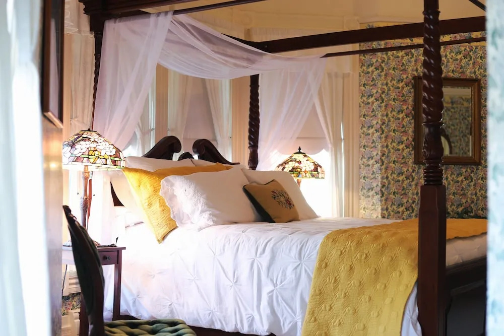 Adams Pragge House - Victorian Bed & Breakfast
