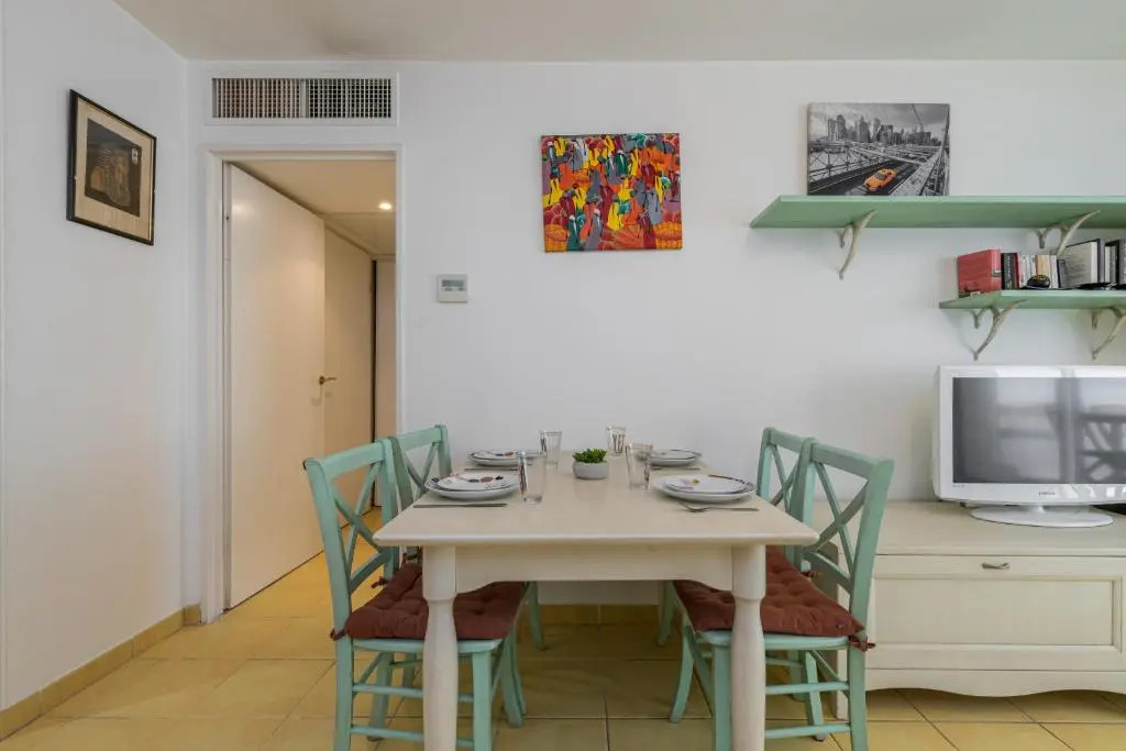 Nice 1 Bedroom downtown Carré d'Or with garage