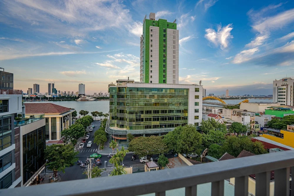 Dragon View Riverside Hotel
