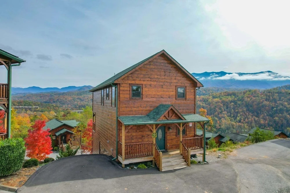 Gatlinburg Mountain Lodge 5 Bedroom Cabin
