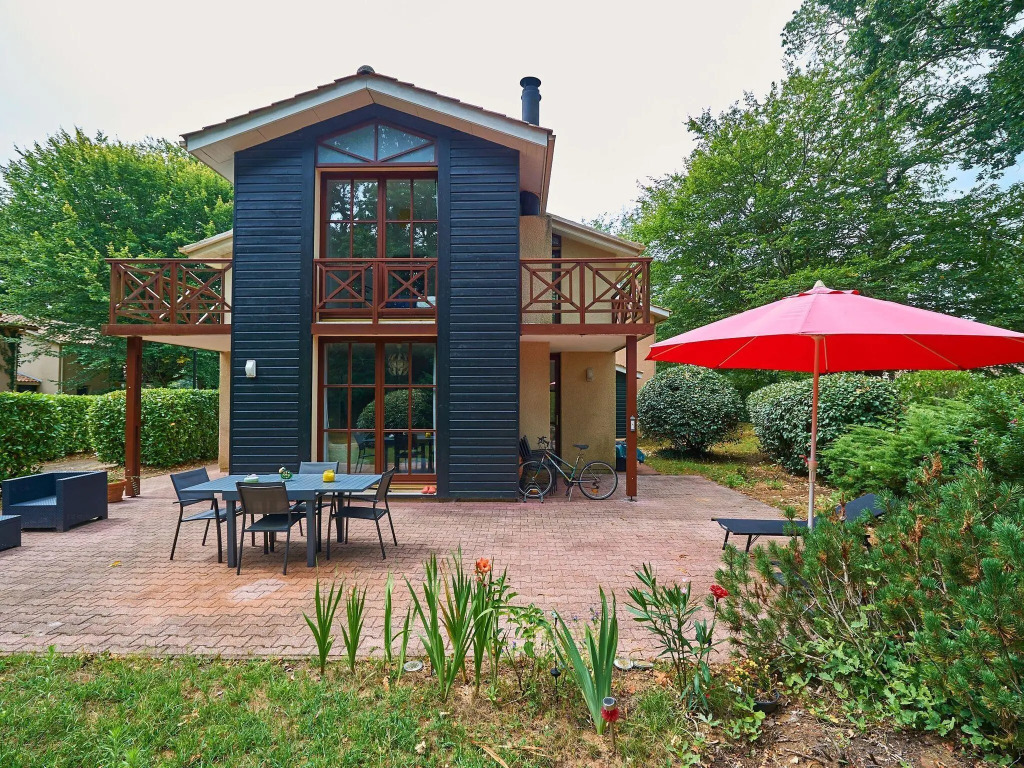 Luxurious detached villa with beautiful garden on castle estate