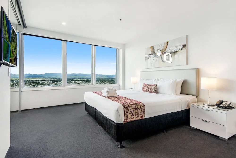 Private 3 Bed Ocean View Q Surfers Paradise