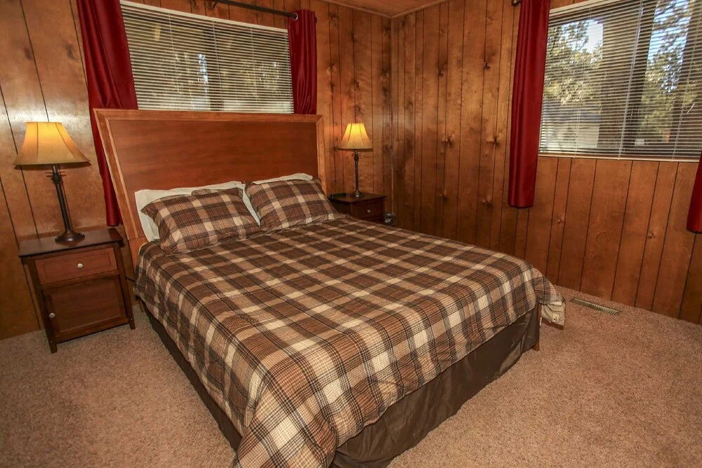 Bear Woods Retreat - High Ceiling's & Wood Finishes. Play Pool With Your Family And Friends! 3 Bedroom Home