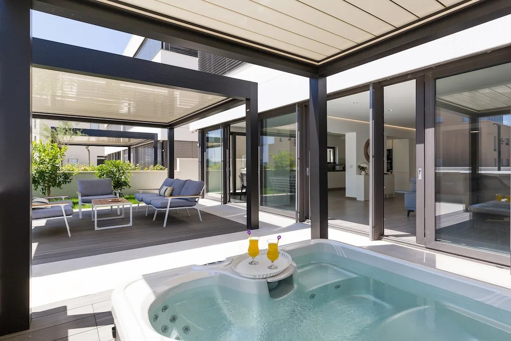 Shell Luxury Residences with Pool and Whirlpool