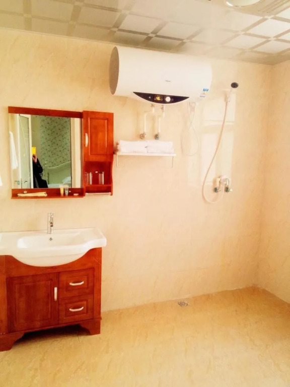Longbai Business Hotel