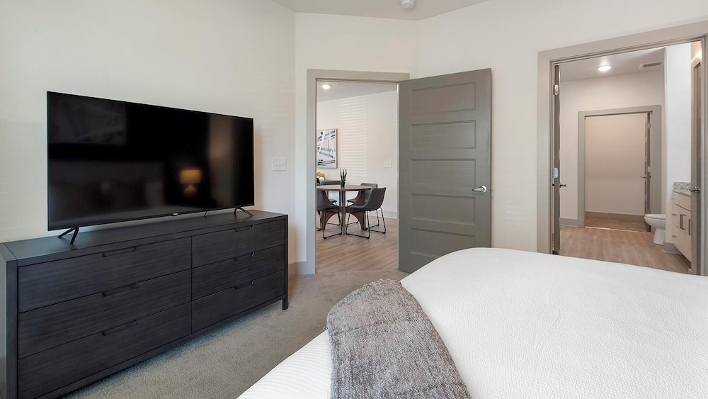Landing Apartments Near Autumnwood