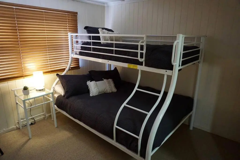 Harris House-2 bedroom unit with INDOOR FIREPLACE Holiday home Stanthorpe