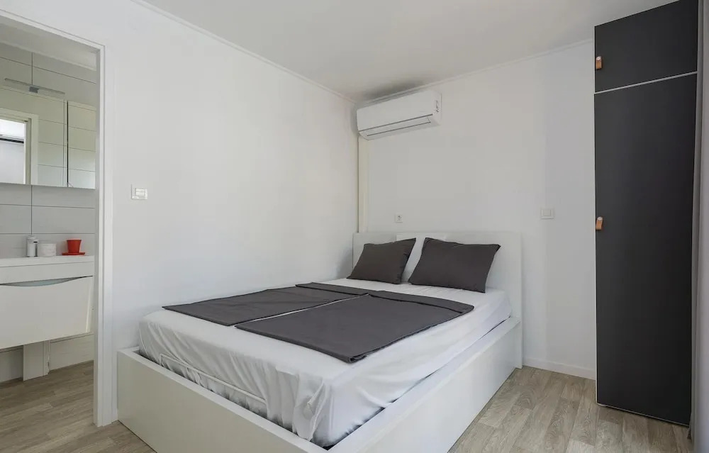 Ten-Bedroom Holiday Home In Petrcane