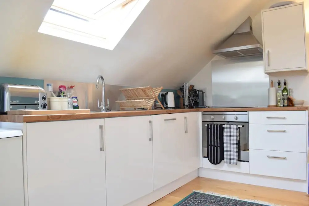Modern 2 Bedroom Maisonette