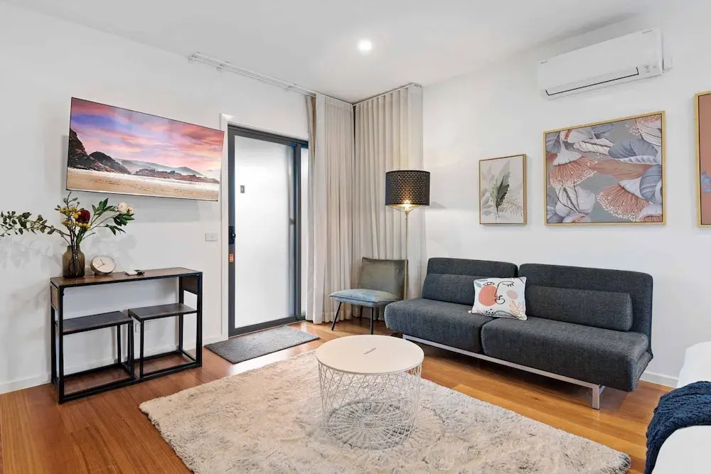 Stunning Studio Apartment Near Public Transport