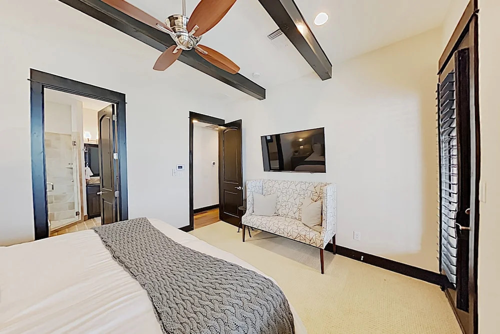 The Reserve: Lakefront Paradise W/ Private Hot Tub 4 Bedroom Home